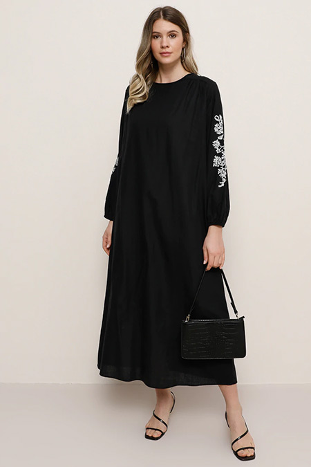 Alia Siyah Doğal Kumaşlı Nakış Detaylı Elbise