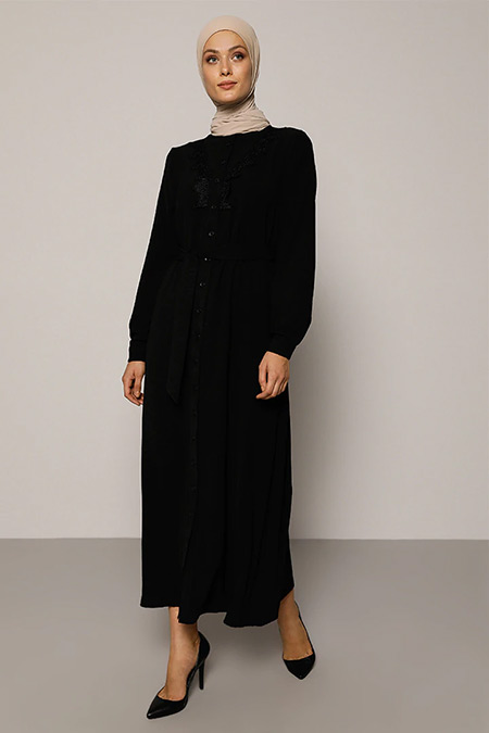 Refka Siyah Yakası Güpür Detaylı Kuşaklı Elbise