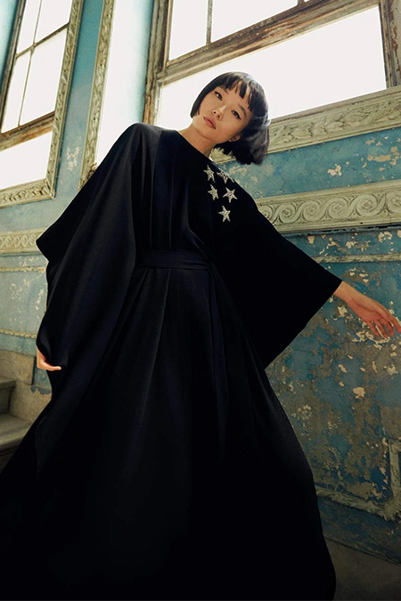 Nihan Peker x DeFacto Siyah A Kesim Yıldız Detaylı Reglan Kollu Krep Tasarım Elbise