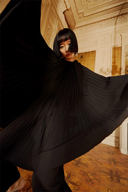 Nihan Peker x DeFacto Siyah Yakası Fiyonklu Pileli Pelerin Tasarım Tunik